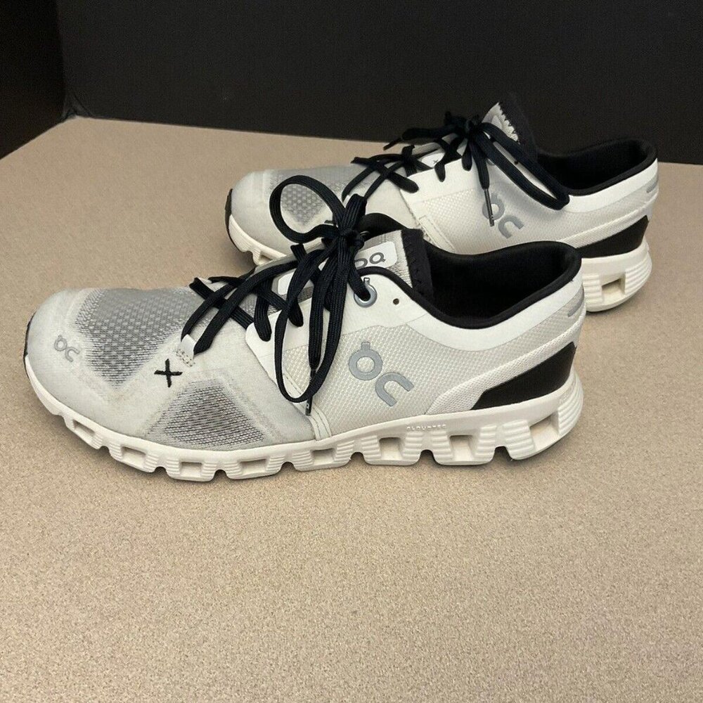 Womens On Cloud X 3.0 White/Black Running Shoes. Size 7. Awesome Shoes!!!